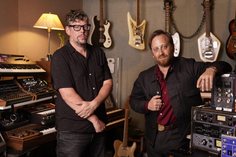 Patrick Carney, a la izquierda, y Dan Auerbach, de The Black Keys, posan en Nashville, Tennessee, el 20 de abril de 2022 para promover su 11er álbum de estudio, "Dropout Boogie". (Foto AP/Mark Humphrey)