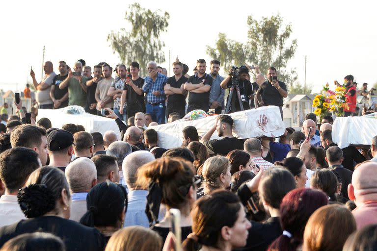 Los dolientes asisten al funeral de las víctimas que murieron cuando un incendio arrasó un salón de bodas abarrotado en la ciudad septentrional de Qaraqosh, de mayoría cristiana, el 27 de septiembre de 2023. (Foto de Zaid AL-OBEIDI / AFP)