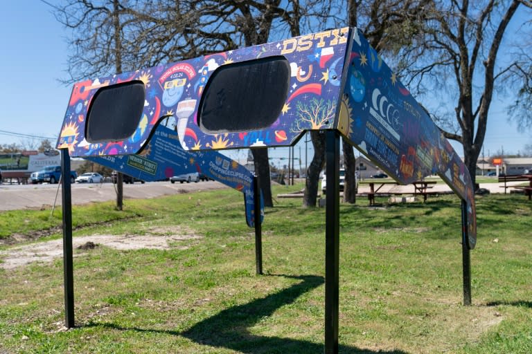 La ville de Dripping Springs, au Texas, se prépare à l'éclipse solaire en exposant des lunettes géantes, le 5 mars 2024 (SUZANNE CORDEIRO)