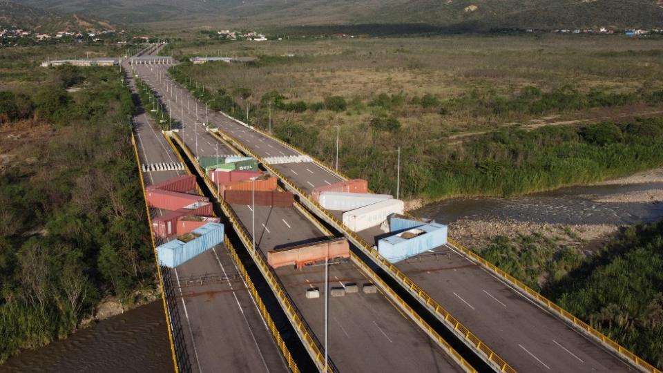 Uno de los puentes fronterizos bloqueado