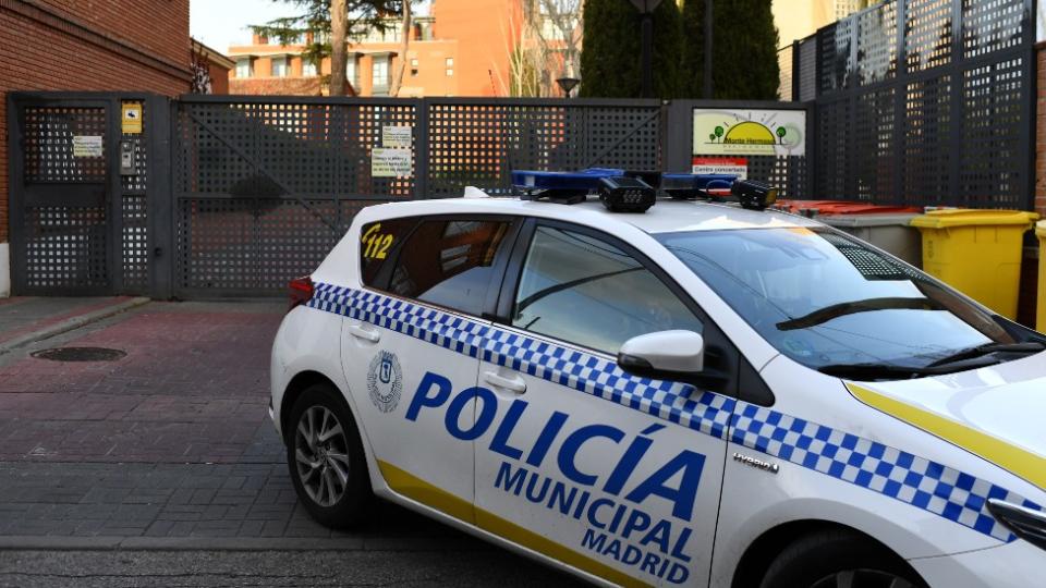 Un auto de policía estacionado afuera de Monte Hermoso.