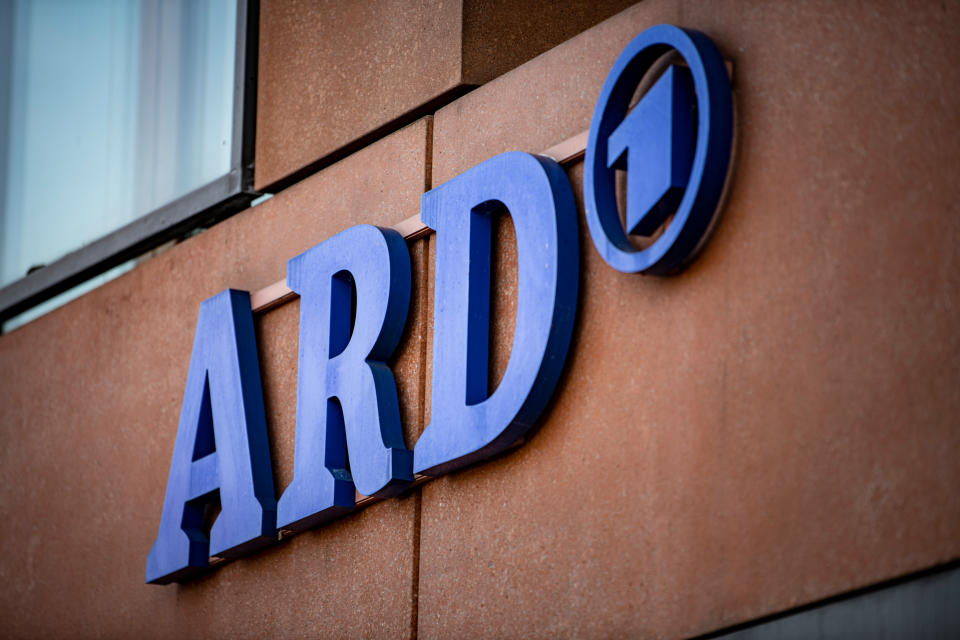 Das ARD-Logo hängt an der Fassade des ARD-Hauptstadtstudios im Regierungsviertel. - Copyright: picture alliance/dpa | Fabian Sommer