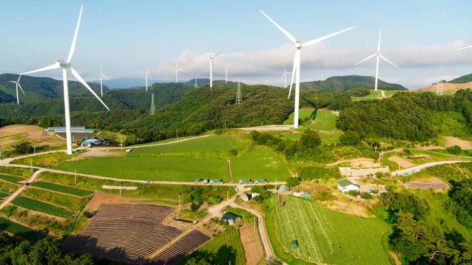 再生能源是其中一種更永續且發電過程不製造碳排的能源，在減緩氣候變遷的挑戰中扮演關鍵角色。