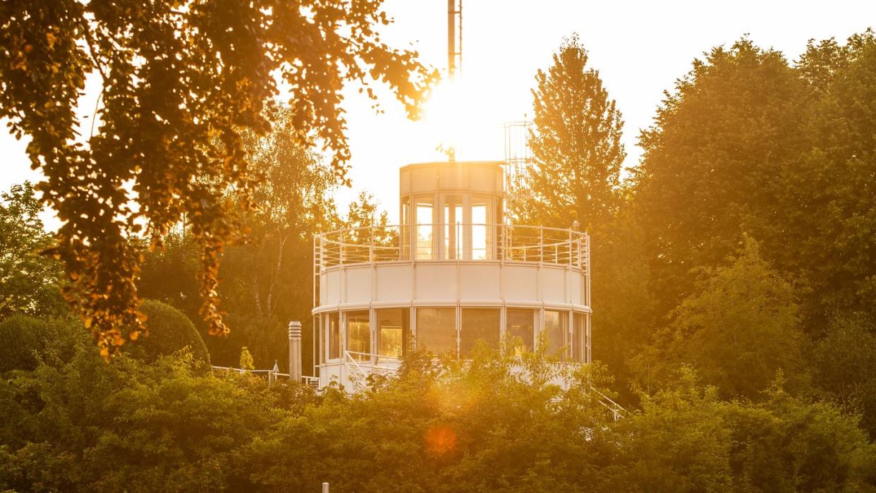 Die Wetterwarte des Deutschen Wetterdienstes in Lingen im Sonnenlicht.