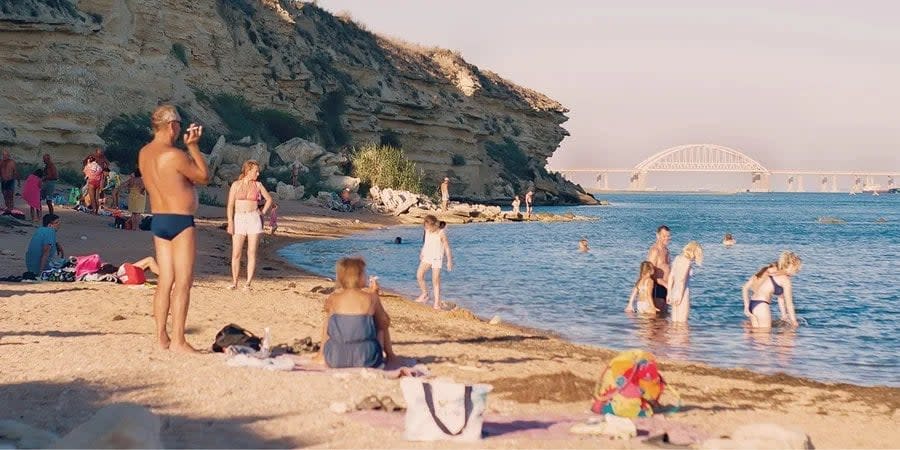 Russian tourists travel to Crimea despite explosions and queues at Kerch Bridge