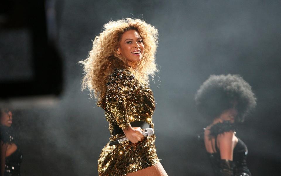 Beyoncé performing in 2011 - Julian Simmonds