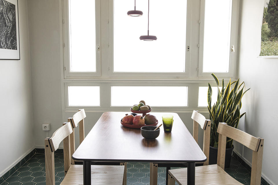 <p>Le couple a installé la salle à manger et la cuisine dans le même espace. C’est dans cette pièce, avec ses tomettes vertes d’origines, qu’ils aiment à se retrouver le soir pour cuisiner et dîner. La nature y est toujours présente que cela soit par des plantes vertes en pot ou sur une photographie de Mathieu Karst accrochée au mur.</p><br>