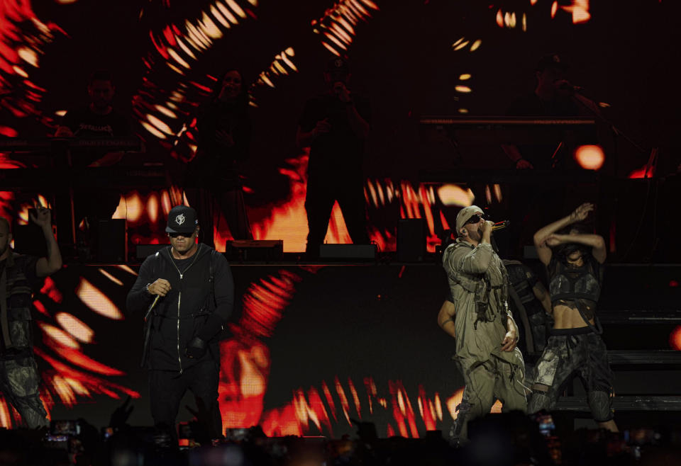 El dúo puertorriqueño de reggaetón Wisin & Yandel durante el primer concierto de su gira del adiós en la Ciudad de México el jueves 25 de agosto de 2022. (Foto AP/Fernando Llano)