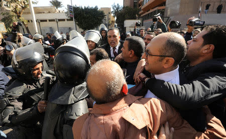 Security forces attempt to block Egyptian lawyer and ex-Presidential candidate Khaled Ali (C-R), who is marching in support of a ruling against the Egypt-Saudi border demarcation agreement, in front of the State Council courthouse in Cairo, Egypt, January 16, 2017. REUTERS/Mohamed Abd El Ghany