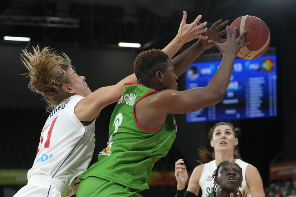 Serbia's Mina Dordevic, left, and Mali's Salimatou Kourouma compete for a loose ball during their game at the women's Basketball World Cup in Sydney, Australia, Monday, Sept. 26, 2022. (AP Photo/Rick Rycroft)