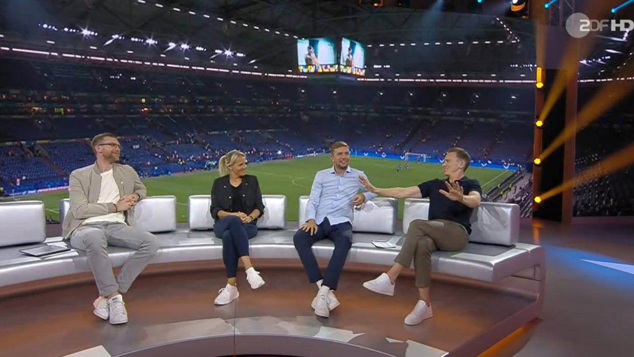 Jochen Breyer (r.) will nach dem Spiel die Wogen glätten bei Per Mertesacker, Christoph Kramer und Friederike Kromp (v.l.) (Bild: ZDF)