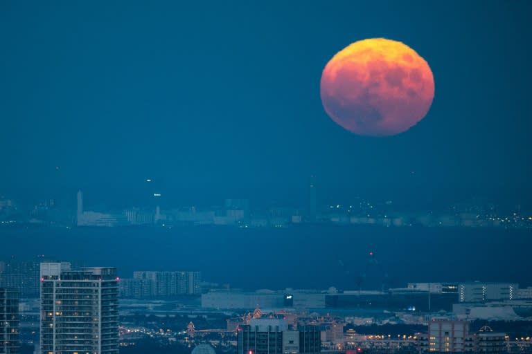 La Lune au-dessus de Tokyo le 10 septembre 2022 (Philip FONG)