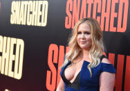 <p>La actriz lució un atrevido diseño azul para el estreno de su nueva comedia “Snatched” en Los Ángeles.<br>Getty </p>