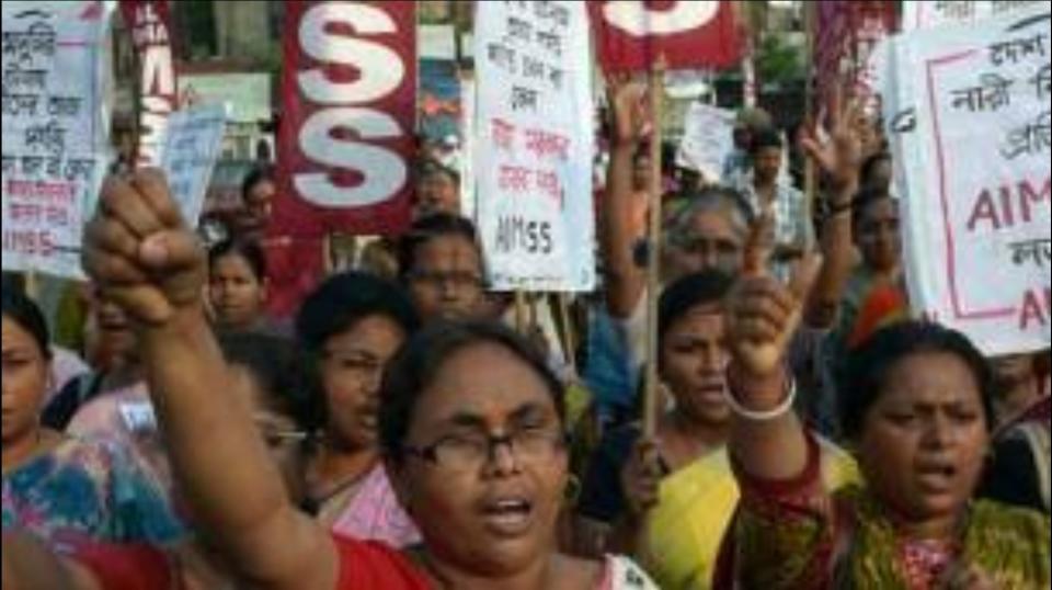 抗議少女遭輪姦暴行，印度婦女走上街頭。(翻攝自網路新聞)