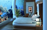 Poseidon Undersea Resort (isole Fiji): è un albergo extralusso situato a 13 metri sotto il livello dell’acqua. Le suite sono costruite con pannelli trasparenti di plastica acrilica permettendo una visione panoramica della vista marina del fondale. (foto: YouTube)