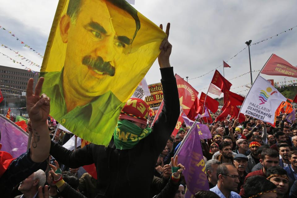 <p>Der Konflikt zwischen der Arbeiterpartei Kurdistans und der Türkei geht bis ins Jahr 1984 zurück. Die Kurden stellen mit rund 19 Prozent die größte Minderheit in der Türkei dar. Die PKK kämpft in der Türkei und ihren anliegenden Ländern für die politische Autonomie kurdisch besiedelter Gebiete. Das Ziel war zunächst ein unabhängiger, sozialistischer kurdischer Staat, inzwischen kämpft die PKK für eine weitreichende Autonomie nach dem von Gründer Abdullah Öcalan formulierten Leitbild des Demokratischen Konföderalismus. (Bild: AP Photo/Lefteris Pitarakis) </p>