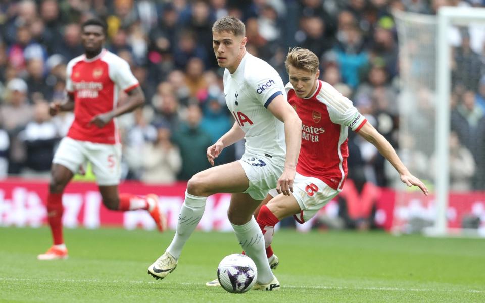 Martin Odegaard closes down Micky van de Ven