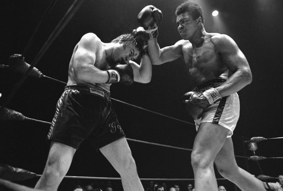 El ex campeón mundial de peso pesado Muhammad Ali y el campeón canadiense George Chuvalo intercambian golpes en su batalla de 12 asaltos en Vancouver, Columbia Británica el 2 de mayo de 1972. Ali ganó por decisión unánime. Mohammad Alí decía que requería de abstinencia de seis semanas antes de una pelea, porque eso aumentaba su agresividad.  (Foto AP)