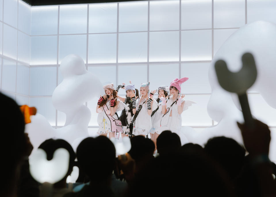 韓團NewJeans首度在美國大型頒獎典禮開唱。（Billboard Music Awards提供）