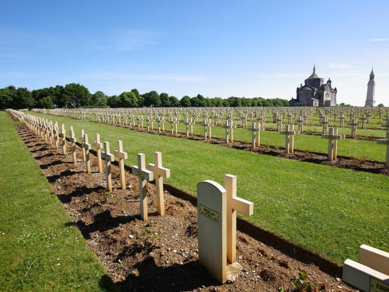 Nationalfriedhof «Notre-Dame-de-Lorette»: Auf dem Hügel bei Vimy fand eine der blutigsten Schlachten des Ersten Weltkriegs statt. Foto: CRT Nord-Pas de Calais/Samuel Dhote