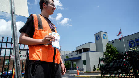 Pro-Life supporter attempts to give info outside the Reproductive Health Services of Planned Parenthood St. Louis Region, Missouri's sole abortion clinic, in St. Louis, Missouri, U.S. May 28, 2019. REUTERS/Lawrence Bryant