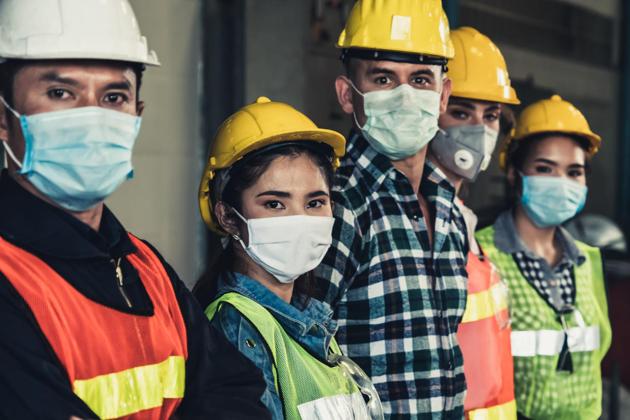 Der Arbeitgeber kann in der Regel das Tragen von Masken anordnen - wenn das nicht der Gesetzgeber ohnehin schon tut (Symbolbild: Getty Images)