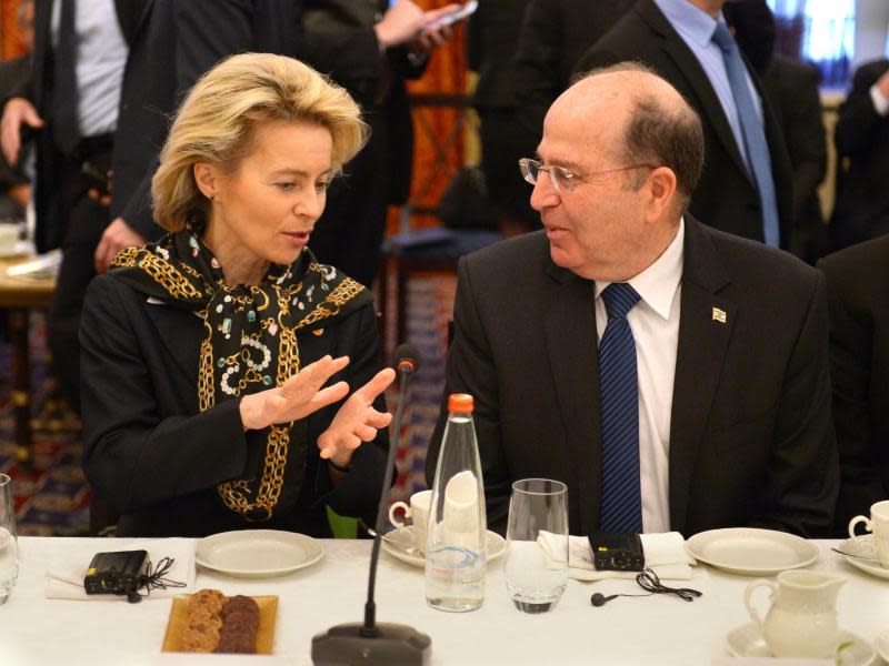 Verteidigungsministerin, Ursula von der Leyen und ihr israelischer Amtskollege Mosche Jaalon unterhalten sich in Jarusalem. Foto: Rainer Jensen