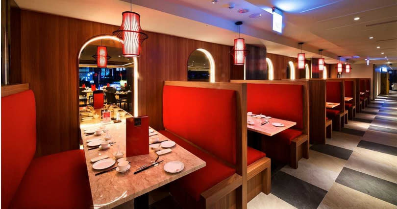 餐廳以「雲卷峰巒」意境為設計，並融合中式紅色燈籠。