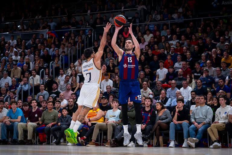 Esta vez, Campazzo se quedó corto; no alcanza a bloquear el intento de triple de Tomas Satoransky.