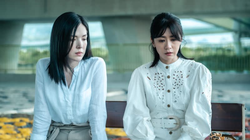 ▲許瑋甯（左）、賈靜雯在《她和她的她》精彩飆戲。（圖／Netflix）