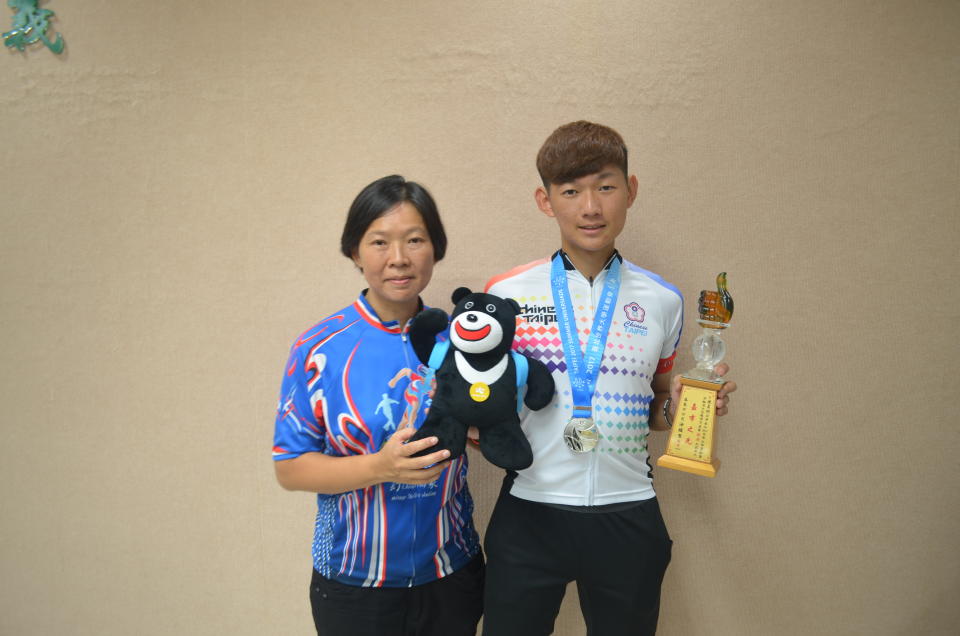 世大運拿下滑輪男子組速樁銀牌的陳昱錡與母親