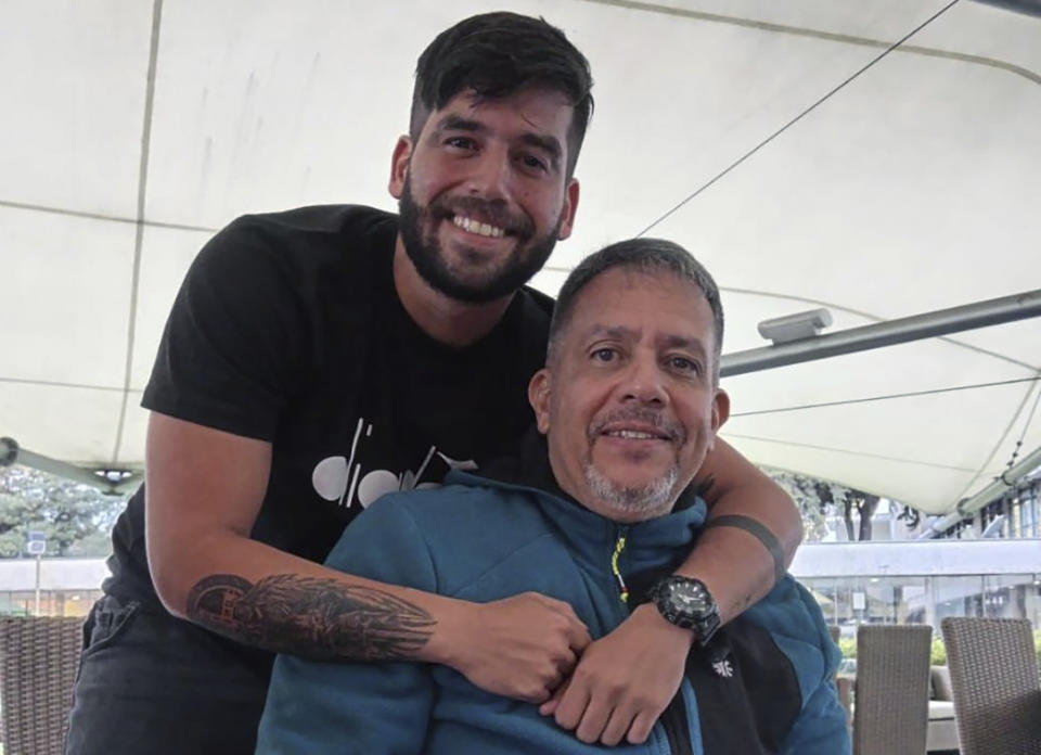 En esta fotografía del 2023 proporcionada por María Elena Machado, el teniente Pedro Naranjo junto a su padre, el general retirado Pedro Naranjo, en Colombia. (María Elena Machado vía AP)