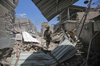 <p>A member of the Iraqi anti-terrorism forces (CTS) walks amidst the debris in the Old City of Mosul on June 22, 2017, during the ongoing offensive by Iraqi forces to retake the last district still held by the Islamic State (IS) group. (Photo: Ahmad al-Rubaye/AFP/Getty Images) </p>