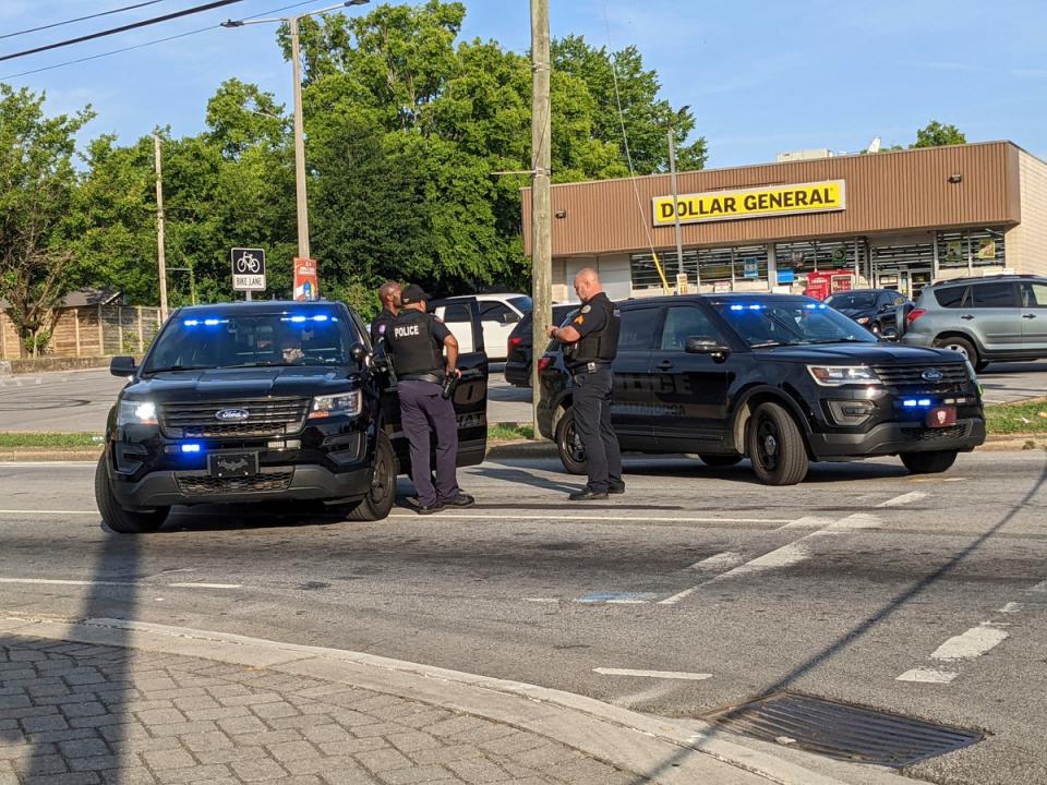 Oficiales de policía reunidos cerca de la escena de un tiroteo masivo en Chattanooga el domingo (AP)