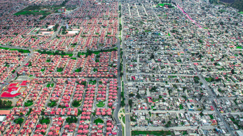 <p>Después de capturar la desigualdad en África, este fotógrafo comenzó a hacerlo en otros continentes. Antes vimos una imagen de Bombay, en India, y esto es Ciudad de México desde el cielo. (Foto: Twitter / @UnequalScenes). </p>