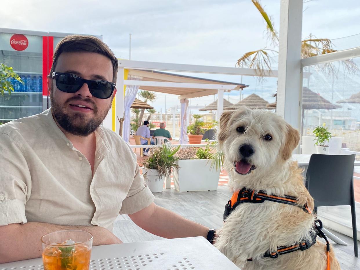 Nachdem Kristopher Milicevic seinen Hund Lucky adoptiert hatte, hielten Fremde in Italien an, um mit ihm zu sprechen, was ihm bei seinen Italienischkenntnissen half. - Copyright: Courtesy Kristopher Milicevic