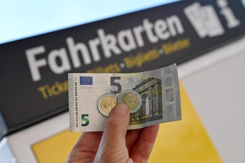 Die Fraktion der Grünen im Bundestag will das Neun-Euro-Ticket verlängern. Normalerweise liefe die Aktion Ende August aus. - Copyright: picture alliance/Sven Simon, Frank Hoermann