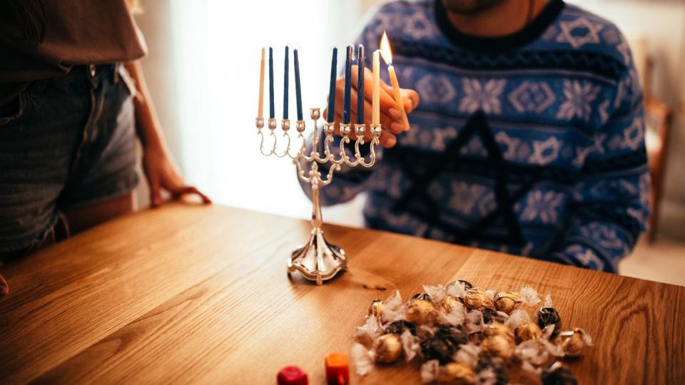 what is hanukkah– menorah lighting