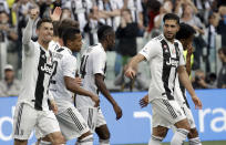 Cristiano Ronaldo (izquierda) y sus compañeros de la Juventus festejan el segundo gol en la victoria 2-1 ante Fiorentina en la Serie A, el sábado 20 de abril de 2019. (AP Foto/Luca Bruno)