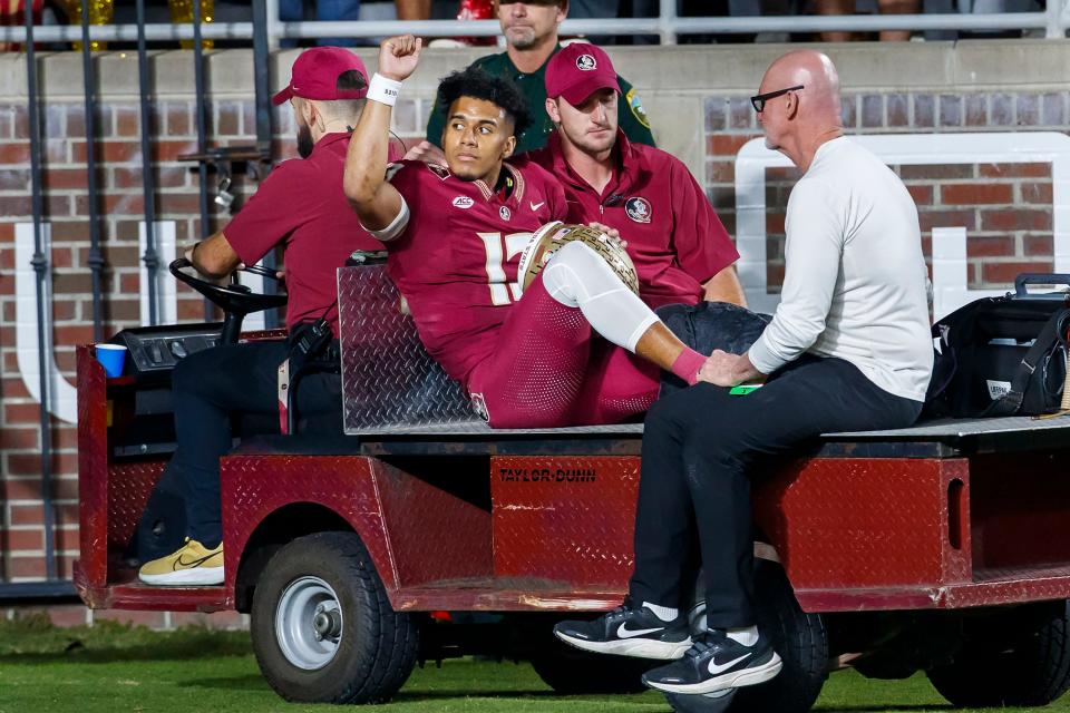 Florida State-Quarterback Jordan Travis wird vom Spielfeld genommen, nachdem er sich in der ersten Hälfte des NCAA-College-Football-Spiels des Teams gegen North Alabama am Samstag, 18. November 2023, in Tallahassee, Florida, verletzt hat (AP Photo/Colin Hackley)