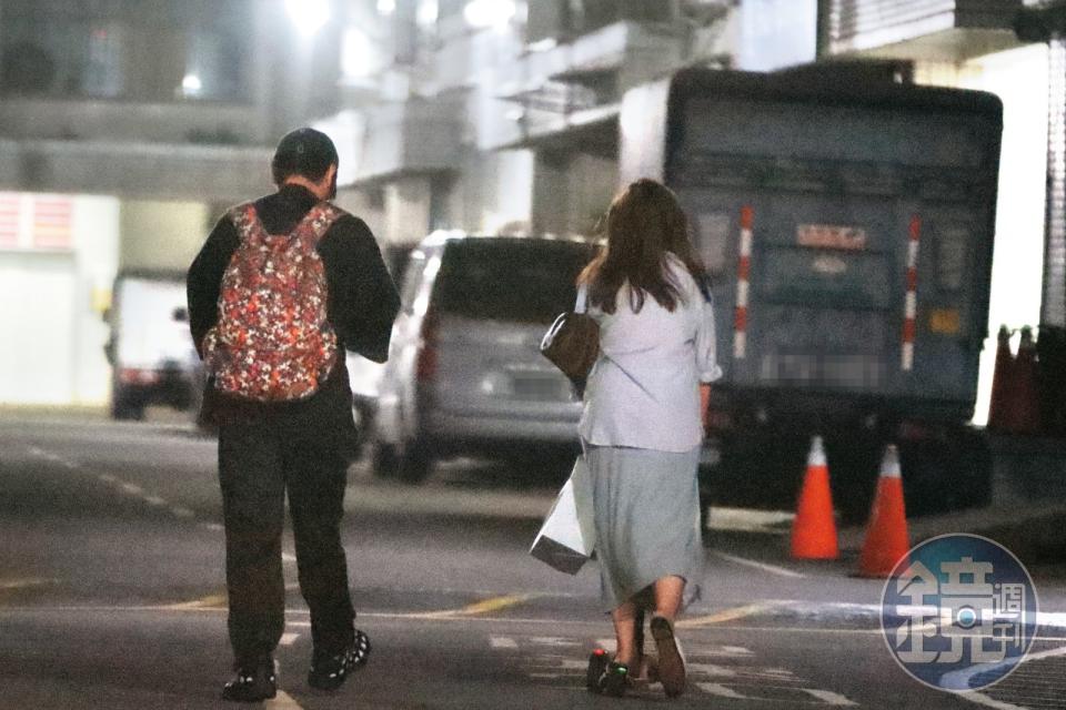 22：03 Toro與女伴走路回家，貌似已經進入同居的狀態。