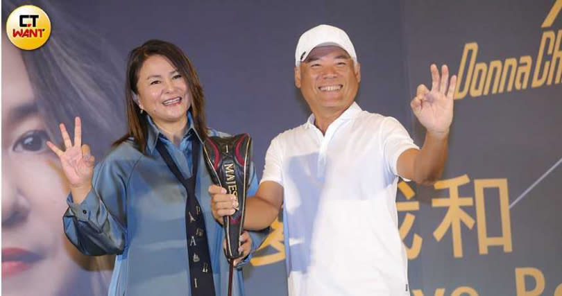   好友巫啟賢（右）29日為裘海正記者會站台，並將擔任她個唱嘉賓。（攝影／施岳呈）  