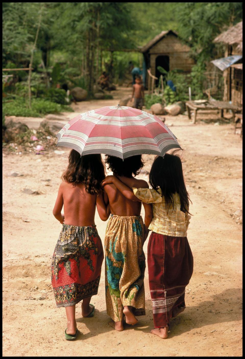 Cambodian children in a refugee camp on the Thailand border, 1988. (Photograph by Peter Turnley, Bates College Museum of Art; gift of John and Claudia McIntyre)