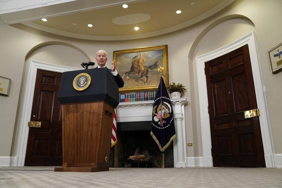 El presidente Joe Biden hace un anuncio sobre la invasión rusa de Ucrania, el jueves 21 de abril de 2022, en el Salón Roosevelt de la Casa Blanca, en Washington, D.C. (AP Foto/Evan Vucci)