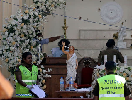 Agentes de policía en la iglesia católica de San Sebastián, después de que estallaron bombas en iglesias y hoteles de lujo el domingo de Pascua, en Negambo, Sri Lanka, 22 de abril de 2019. REUTERS / Athit Perawongmetha