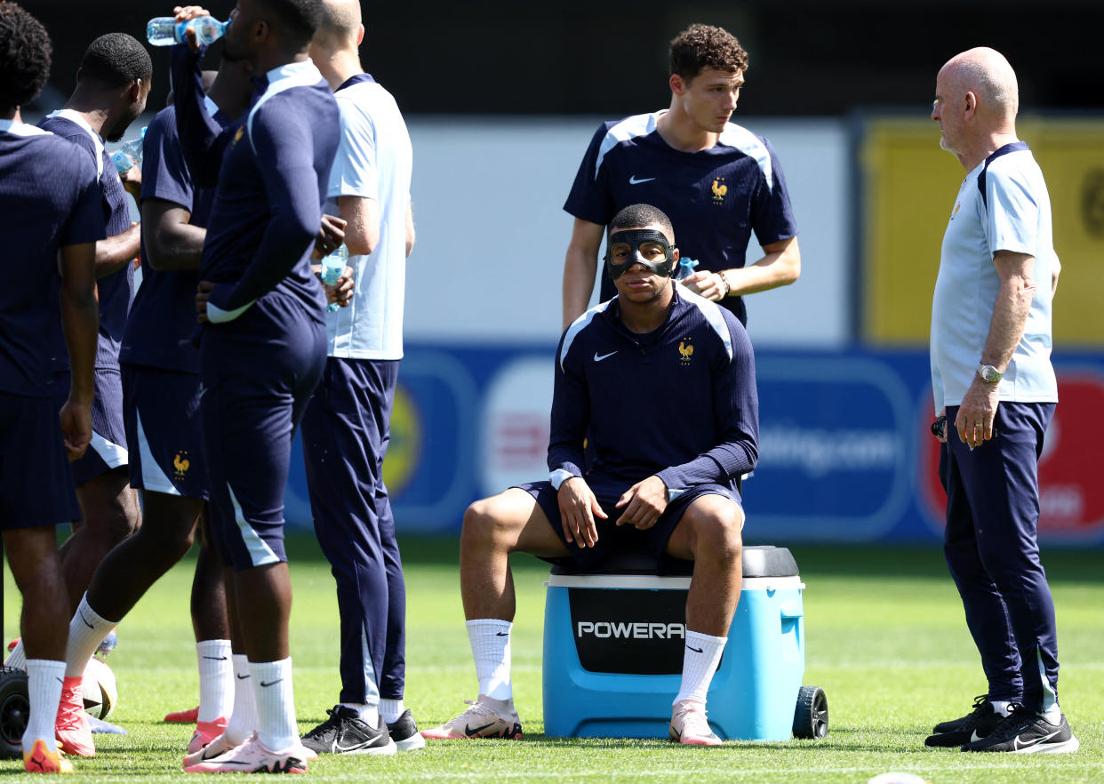 Les joueurs de l’équipe de France, dont Kylian Mbappé - masqué -, lors d’une séance d’entraînement au stade Home Deluxe Arena de Paderborn, en Allemagne, le 24 juin 2024. 