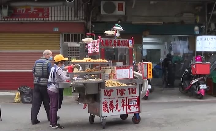 曾登中職開球，汾條伯愛棒球賣香腸。（圖／東森財經）