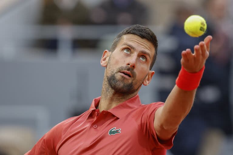 Novak Djokovic, campeón defensor de Roland Garros, busca seguir en el torneo a paso firme; se enfrenta a Roberto Carballes Baena