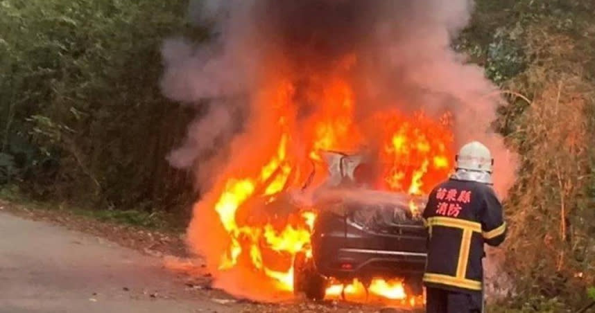 楊男愛車因不明原因突「陷入火海」，險象環生的場面讓楊男心有餘悸。（圖／警方提供）