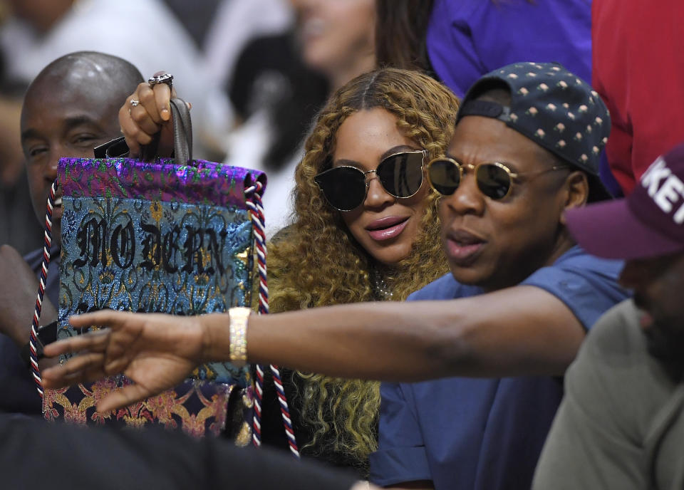 En esta foto del 30 de abril del 2017, Beyonce y Jay-Z ven un partido de la NBA entre los Clippers de Los Angeles y el Jazz de Utah, en Los Angeles. (AP Foto/Mark J. Terrill, Archivo)